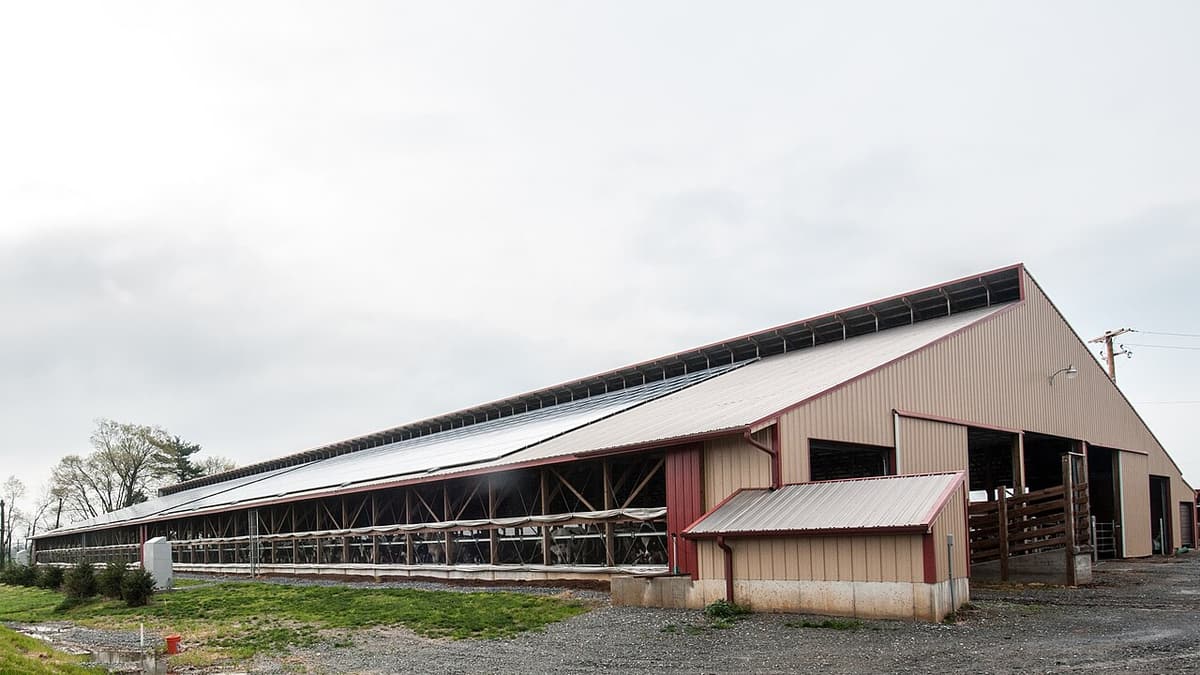 Long bâtiment agricole avec panneaux solaires sur tout le toit
