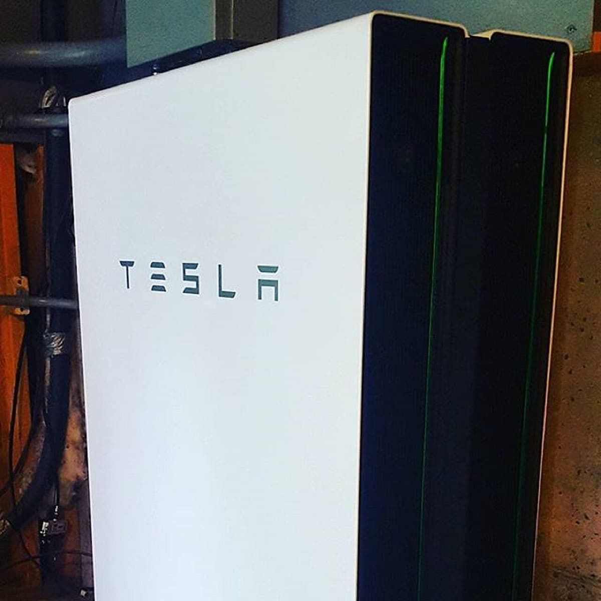 Gros plan sur une batterie domestique Tesla Powerwall