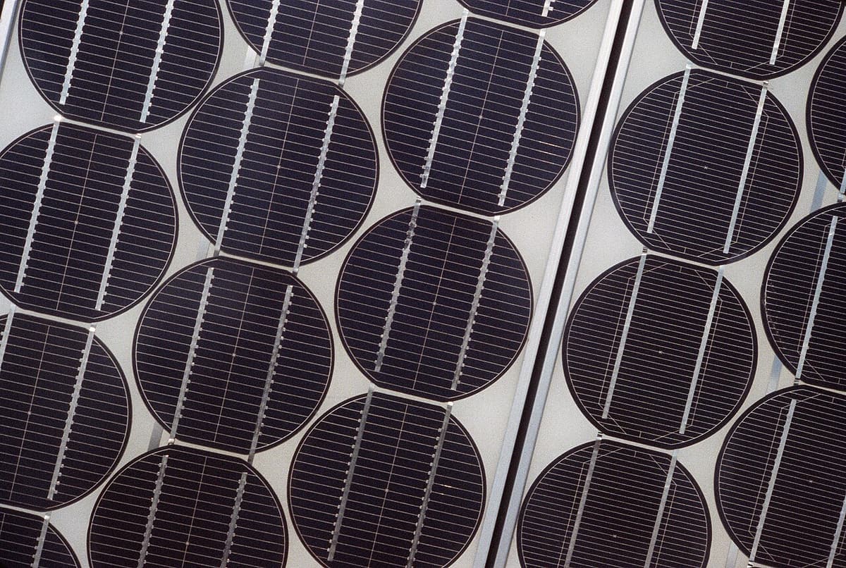 Gros plan sur des cellules solaires monocristallines rondes