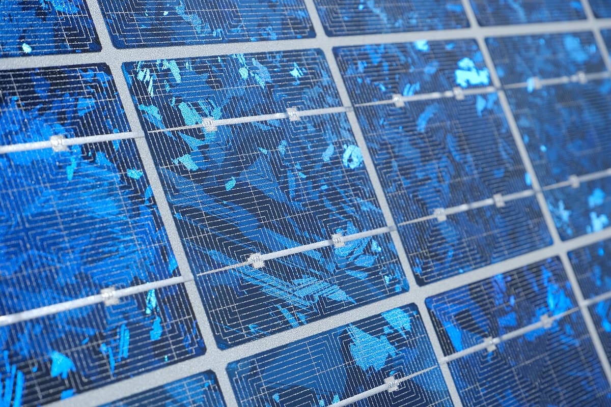 Gros plan sur des cellules solaires polycristallines bleues