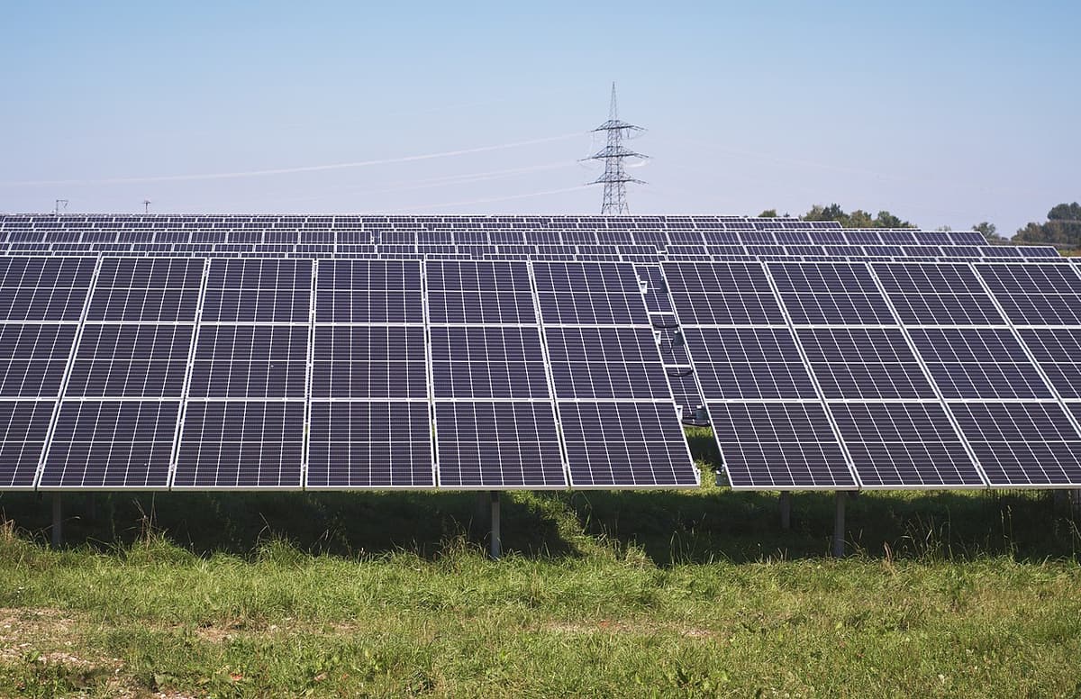 Rangées de panneaux solaires au sol dans un champ