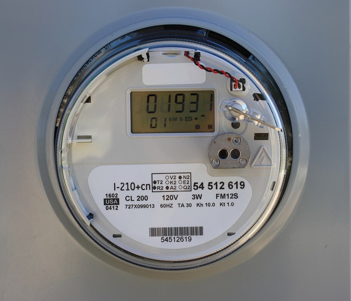Compteur électrique numérique installé sur un mur