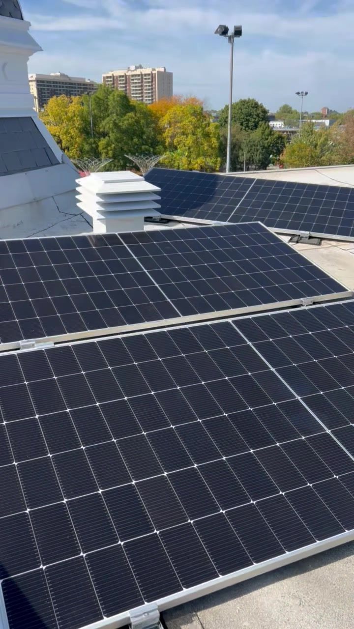 Rangées de panneaux solaires inclinés sur un toit plat à Montréal, sans percer la membrane