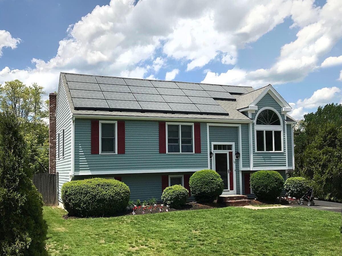 Maison de banlieue à deux niveaux avec panneaux solaires sur le toit