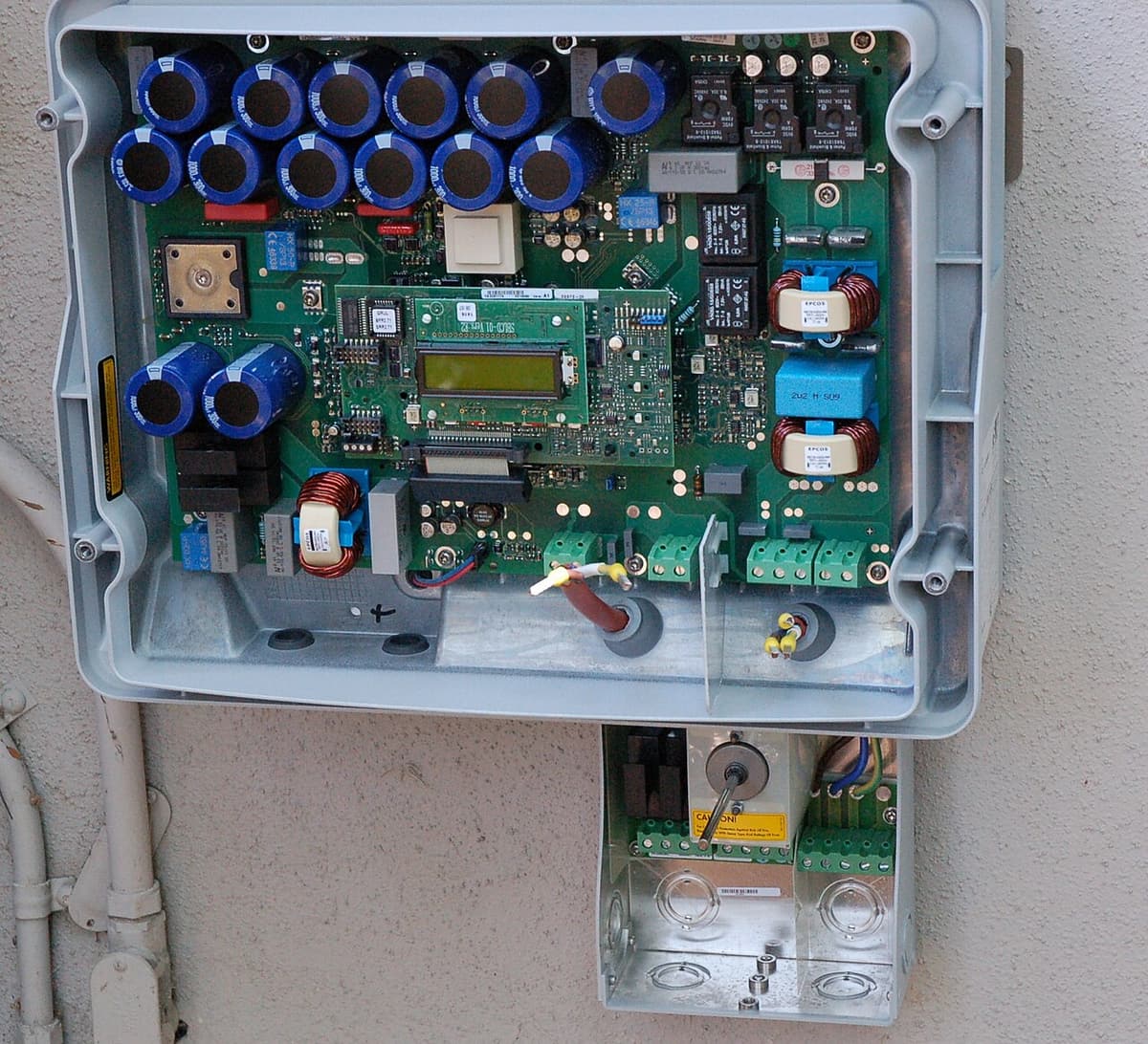 Intérieur d'un onduleur ouvert, montrant les circuits électroniques