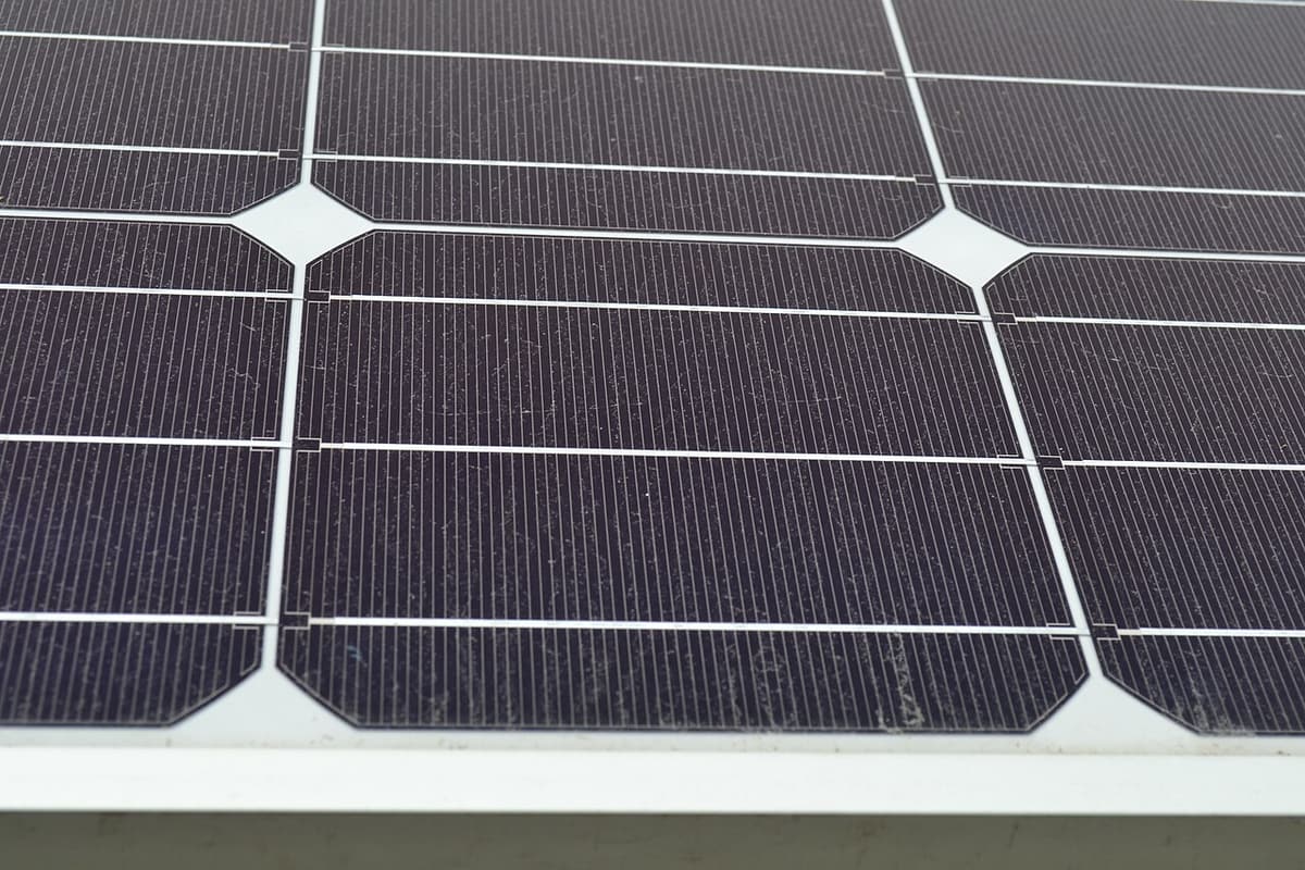 Détail d'un panneau solaire monocristallin noir avec son cadre