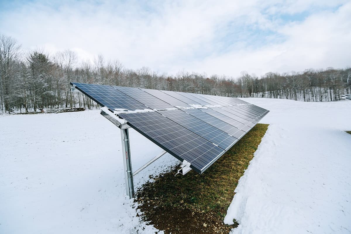 Panneaux solaires installés au sol dans un champ enneigé