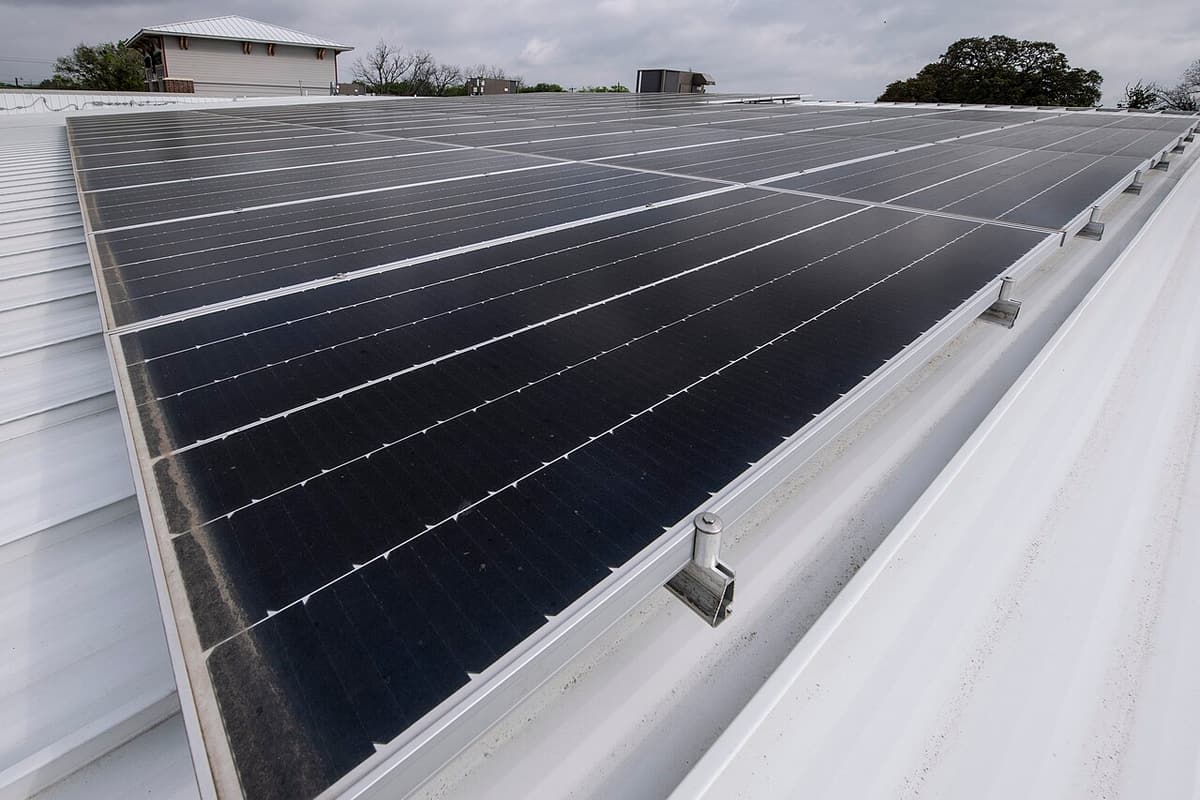 Panneaux solaires alignés sur un toit de tôle agricole