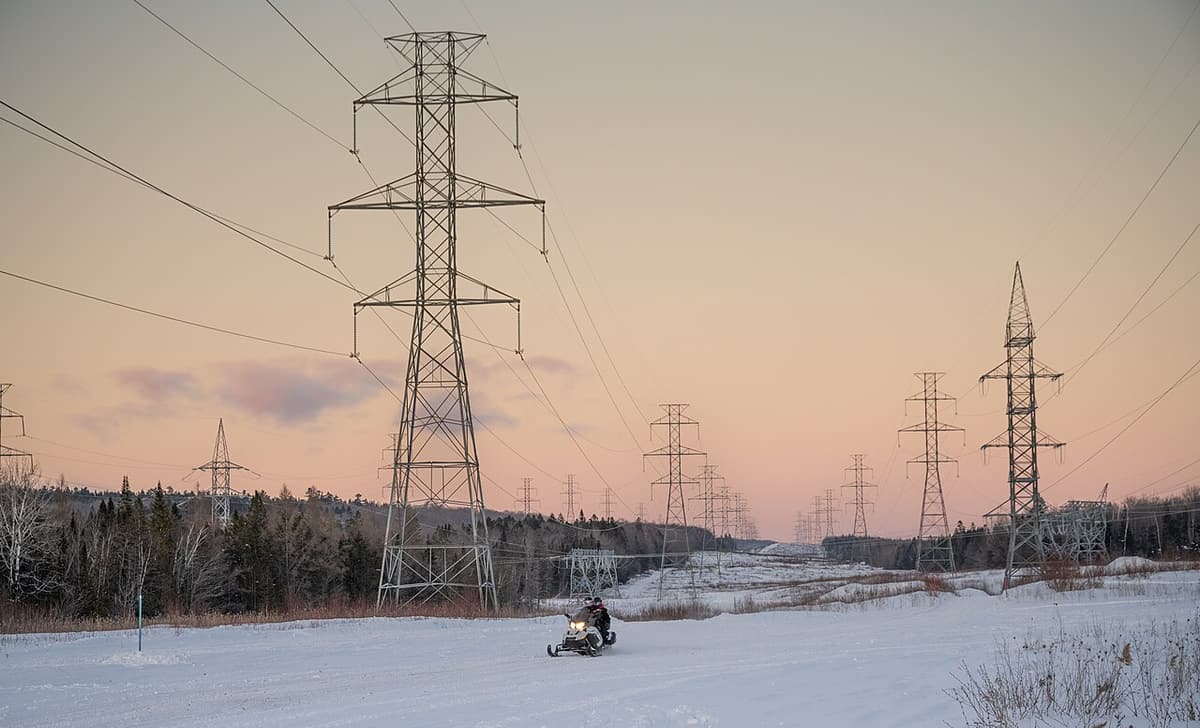Pylônes électriques au coucher du soleil en hiver, à Québec