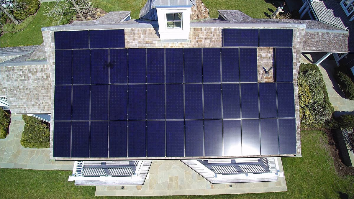 Vue aérienne d'un toit couvert de panneaux solaires noirs