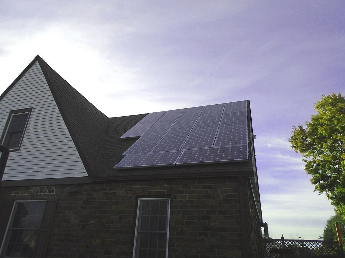 Toit en pente prononcée couvert de panneaux solaires noirs