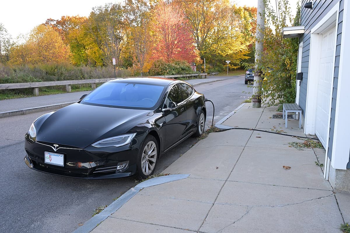 Voiture électrique branchée à la maison pour la recharge
