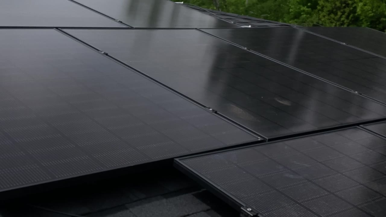 Panneaux solaires noirs installés par Larks Solar sur un toit en bardeaux à Saint-Colomban